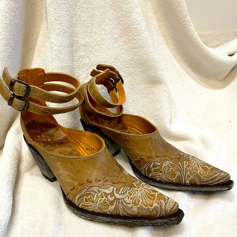 Old Gringo tan with creme embroidered mule